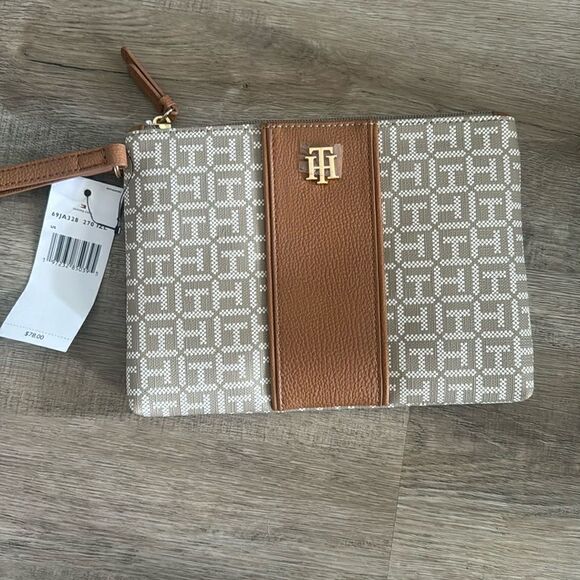NWT TOMMY HILFIGER MONOGRAM CANVAS WRISTLET - Picture 1 of 4
